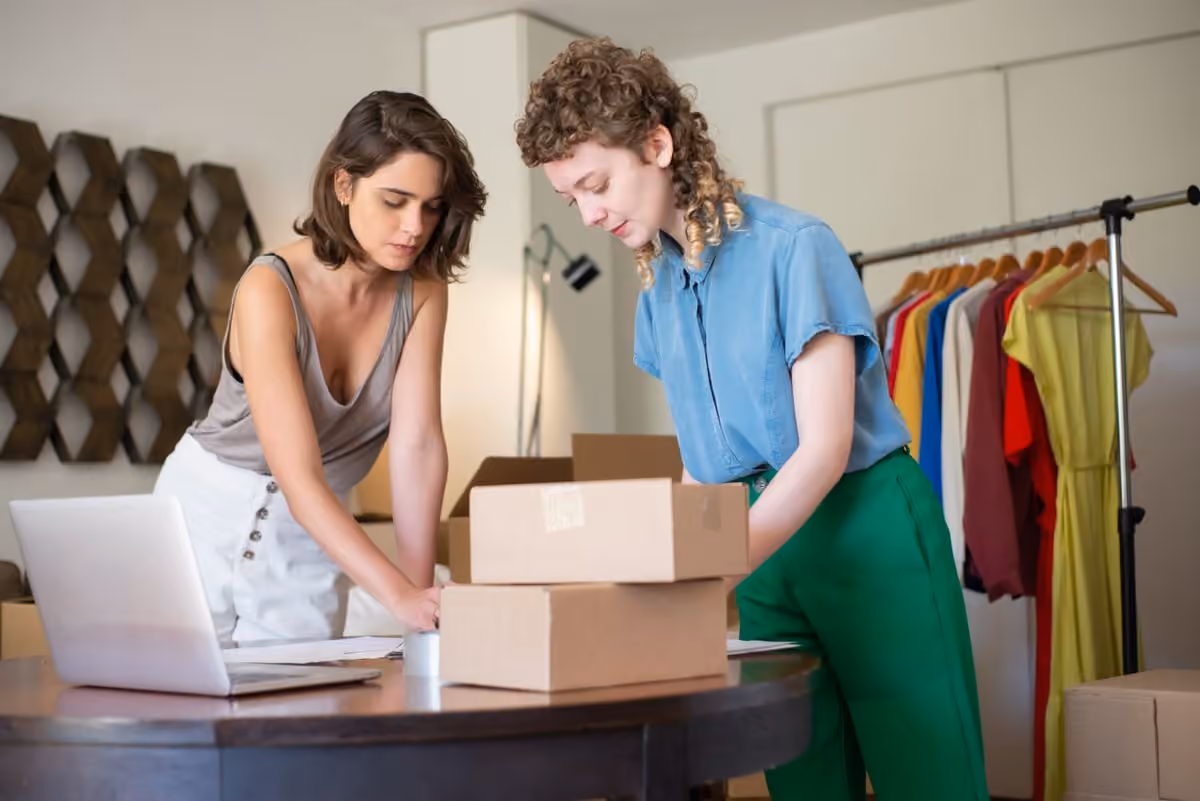 Empacando pedidos de tienda online con laptop